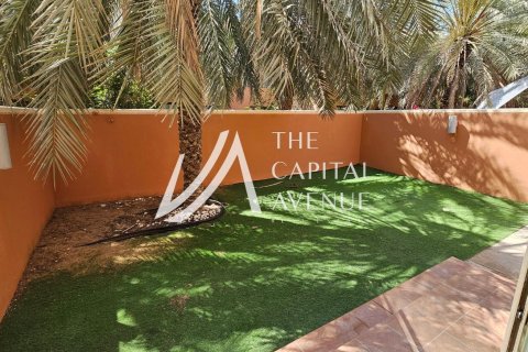 Villa de 4 dormitorios en Abu Dhabi Gate City, UAE No. 86652 3