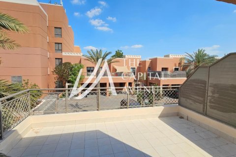 Villa de 4 dormitorios en Abu Dhabi Gate City, UAE No. 86652 2