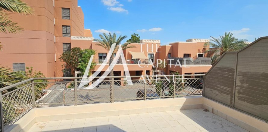 Villa de 4 dormitorios en Abu Dhabi Gate City, UAE No. 86652