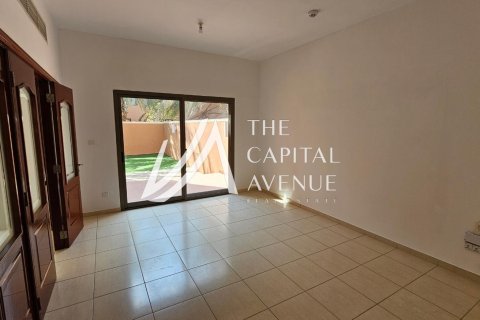 Villa de 4 dormitorios en Abu Dhabi Gate City, UAE No. 86652 6