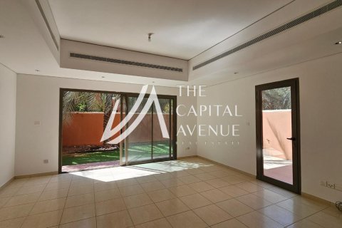 Villa de 4 dormitorios en Abu Dhabi Gate City, UAE No. 86652 4
