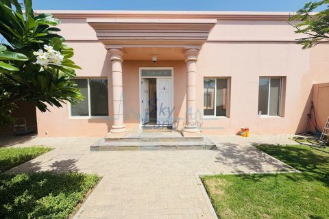 Villa de 3 dormitorios en Umm Suqeim, UAE No. 102965 2