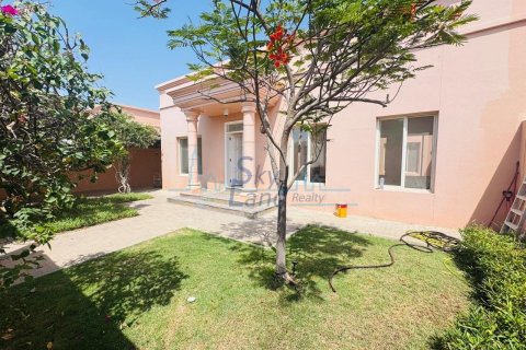 Villa de 3 dormitorios en Umm Suqeim, UAE No. 102965 3