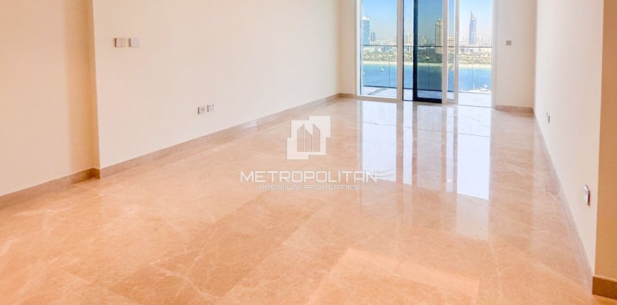 Квартира с 2 спальнями в EMAAR Beachfront, ОАЭ №78872