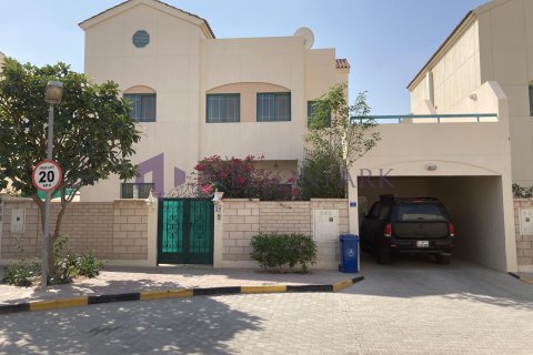 3 bedrooms Villa in Doha, Qatar No. 58220 1