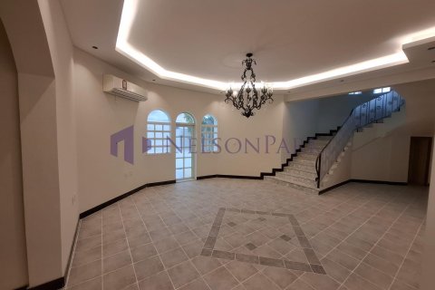 6 bedrooms Apartment in Doha, Qatar No. 57902 4