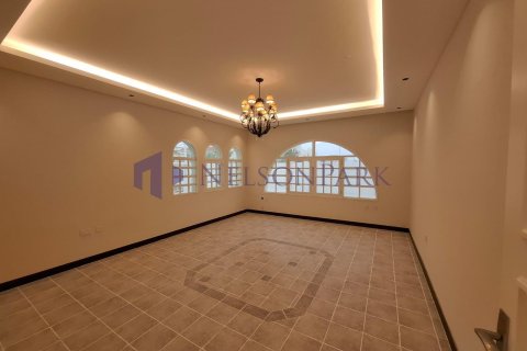 6 bedrooms Apartment in Doha, Qatar No. 57902 3