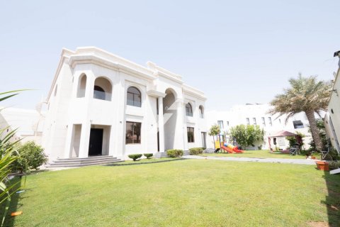 Вилла с 7 спальнями в Umm Al Sheif Villas, ОАЭ №101794 2