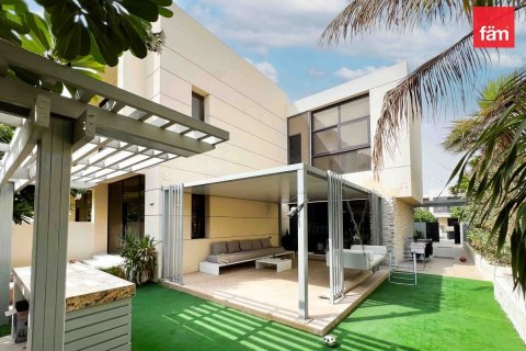 Villa de 4 dormitorios en Dubai, UAE No. 100405 2