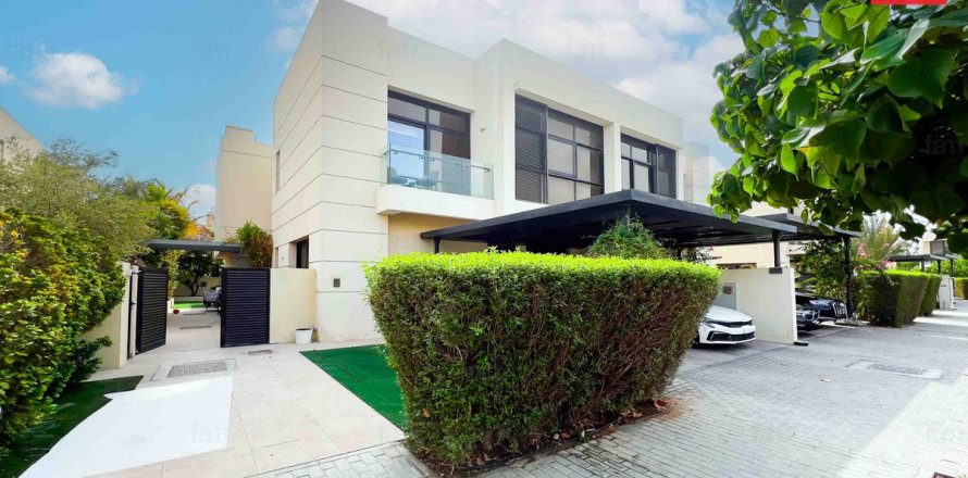 Villa de 4 dormitorios en Dubai, UAE No. 100405