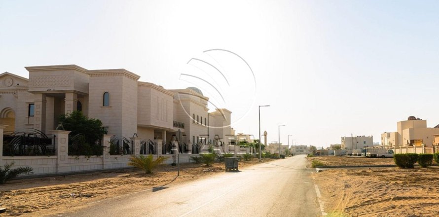 Land de 2923m² en Madinat Zayed, UAE No. 90294