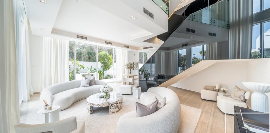 Таунхаус с 4 спальнями в Аль-Барари, ОАЭ №136702