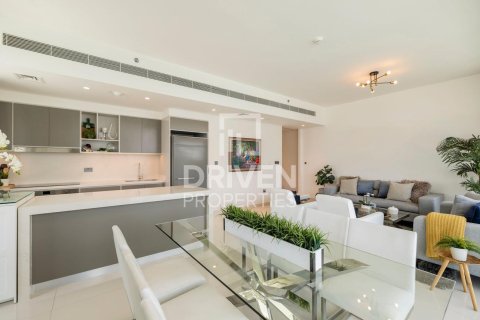 Apartment de 3 dormitorios en EMAAR Beachfront, UAE No. 84295 2