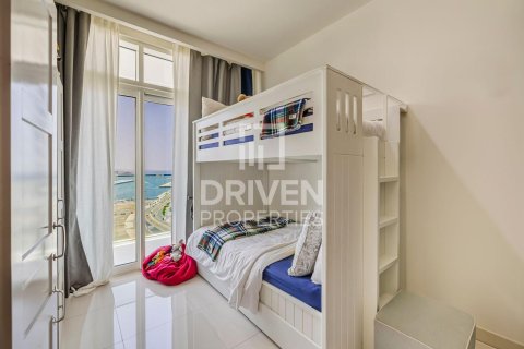 Apartment de 3 dormitorios en EMAAR Beachfront, UAE No. 84295 7