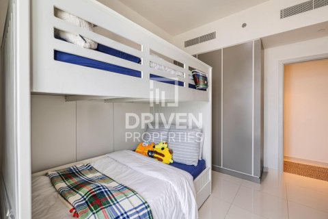 Apartment de 3 dormitorios en EMAAR Beachfront, UAE No. 84295 6