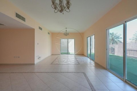 4 bedrooms Villa in Abu Dhabi, UAE No. 90053 11