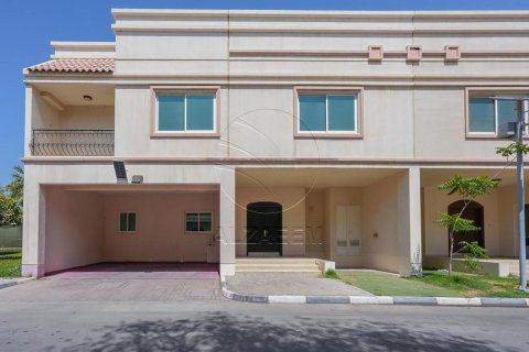 4 bedrooms Villa in Abu Dhabi, UAE No. 90053 13