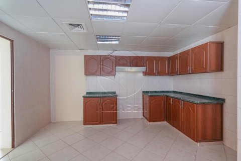 4 bedrooms Villa in Abu Dhabi, UAE No. 90053 8