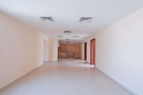 4 bedrooms Villa in Abu Dhabi, UAE No. 90053 7
