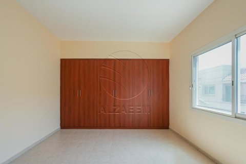 4 bedrooms Villa in Abu Dhabi, UAE No. 90053 6