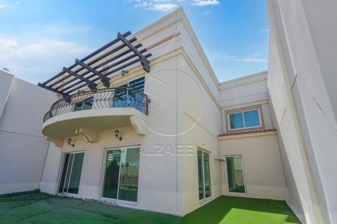 4 bedrooms Villa in Abu Dhabi, UAE No. 90053 2