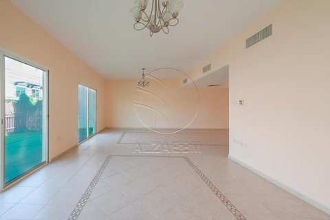 4 bedrooms Villa in Abu Dhabi, UAE No. 90053 10