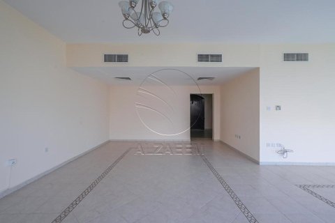 4 bedrooms Villa in Abu Dhabi, UAE No. 90053 9