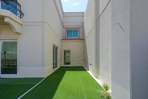 4 bedrooms Villa in Abu Dhabi, UAE No. 90053 15
