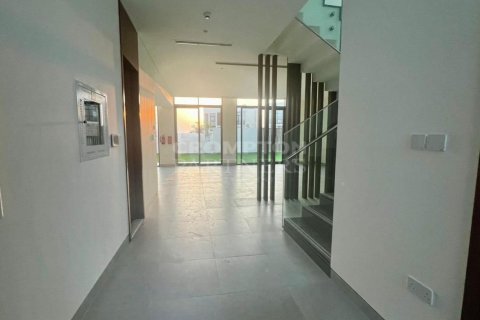 4 bedrooms Villa in Abu Dhabi, UAE No. 76617 3