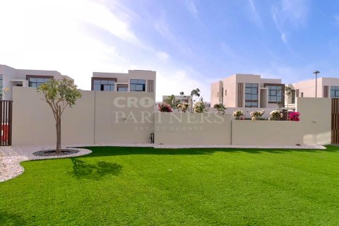 4 bedrooms Villa in Abu Dhabi, UAE No. 76617 16