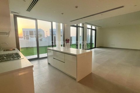 4 bedrooms Villa in Abu Dhabi, UAE No. 76617 6