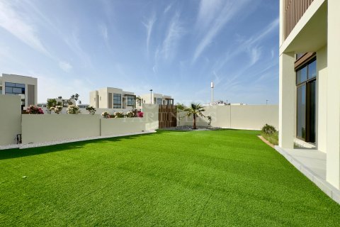 4 bedrooms Villa in Abu Dhabi, UAE No. 76617 13