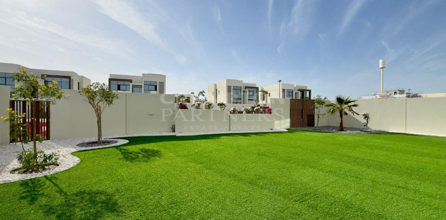 4 bedrooms Villa in Abu Dhabi, UAE No. 76617