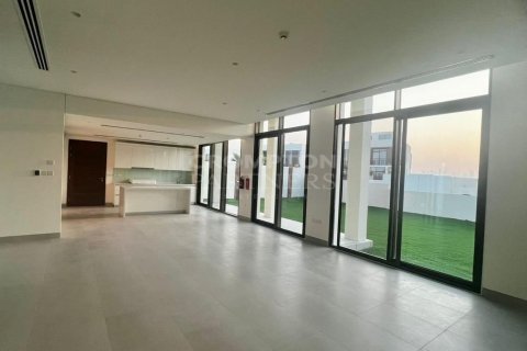 4 bedrooms Villa in Abu Dhabi, UAE No. 76617 2