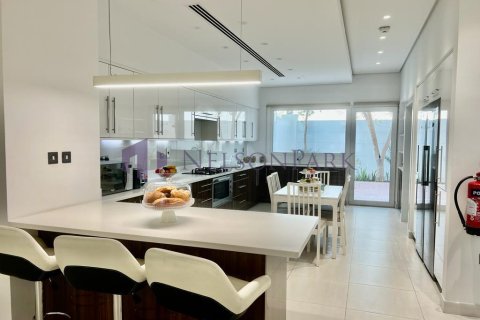 4 bedrooms Villa in Doha, Qatar No. 58380 1