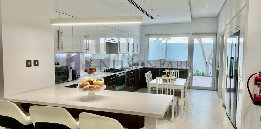 4 bedrooms Villa in Doha, Qatar No. 58380