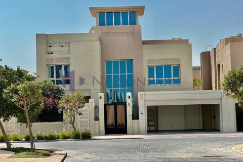 4 bedrooms Villa in Doha, Qatar No. 58381 1