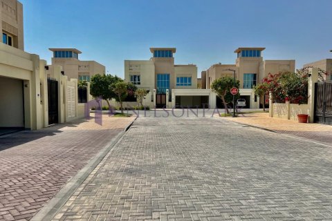 4 bedrooms Villa in Doha, Qatar No. 58381 2