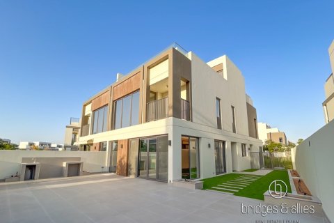 Villa de 4 dormitorios en Dubai, UAE No. 103621 2