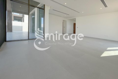 Villa de 4 dormitorios en Abu Dhabi, UAE No. 81617 3