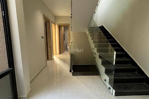 Villa de 4 dormitorios en Riyadh, Saudi Arabia No. 60159 3
