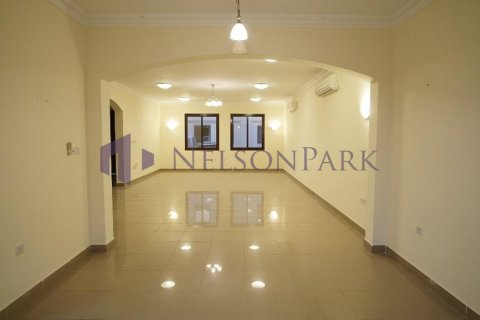 5 bedrooms Villa in Doha, Qatar No. 57391 16