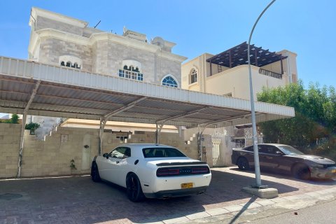 Villa de 3 dormitorios en Al Khuwair, Oman No. 54779 2