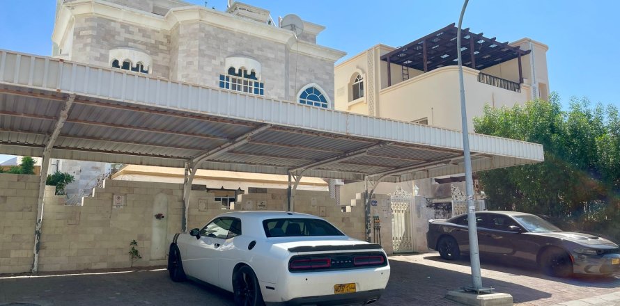 Villa de 3 dormitorios en Al Khuwair, Oman No. 54779