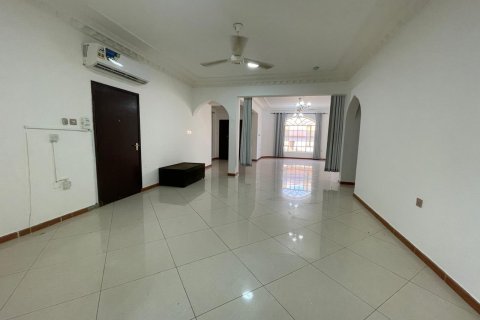 Villa de 3 dormitorios en Al Khuwair, Oman No. 54779 4