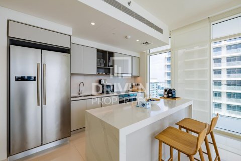 Appartement de 3 chambres à EMAAR Beachfront, UAE No. 84981 4