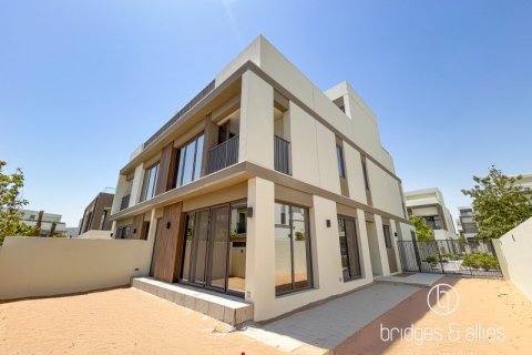 Villa de 4 dormitorios en Dubai, UAE No. 103607 2