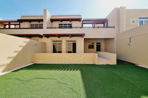 3 bedrooms Townhouse in Abu Dhabi, UAE No. 90337 2