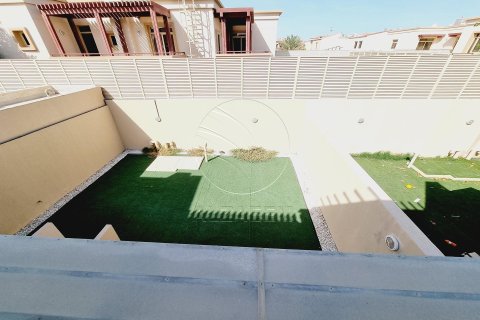 3 bedrooms Townhouse in Abu Dhabi, UAE No. 90337 3