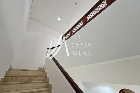 Villa de 4 dormitorios en Abu Dhabi Gate City, UAE No. 86778 7